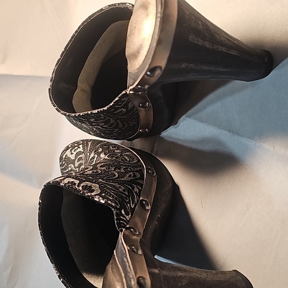 Cindy says, Black Heeled Clogs - Picture 5 of 8